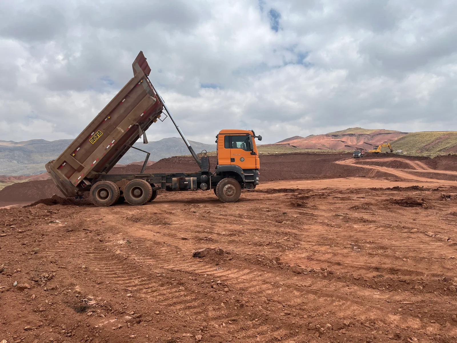Corte, relleno compactado y conformación de plataforma — imagen 2